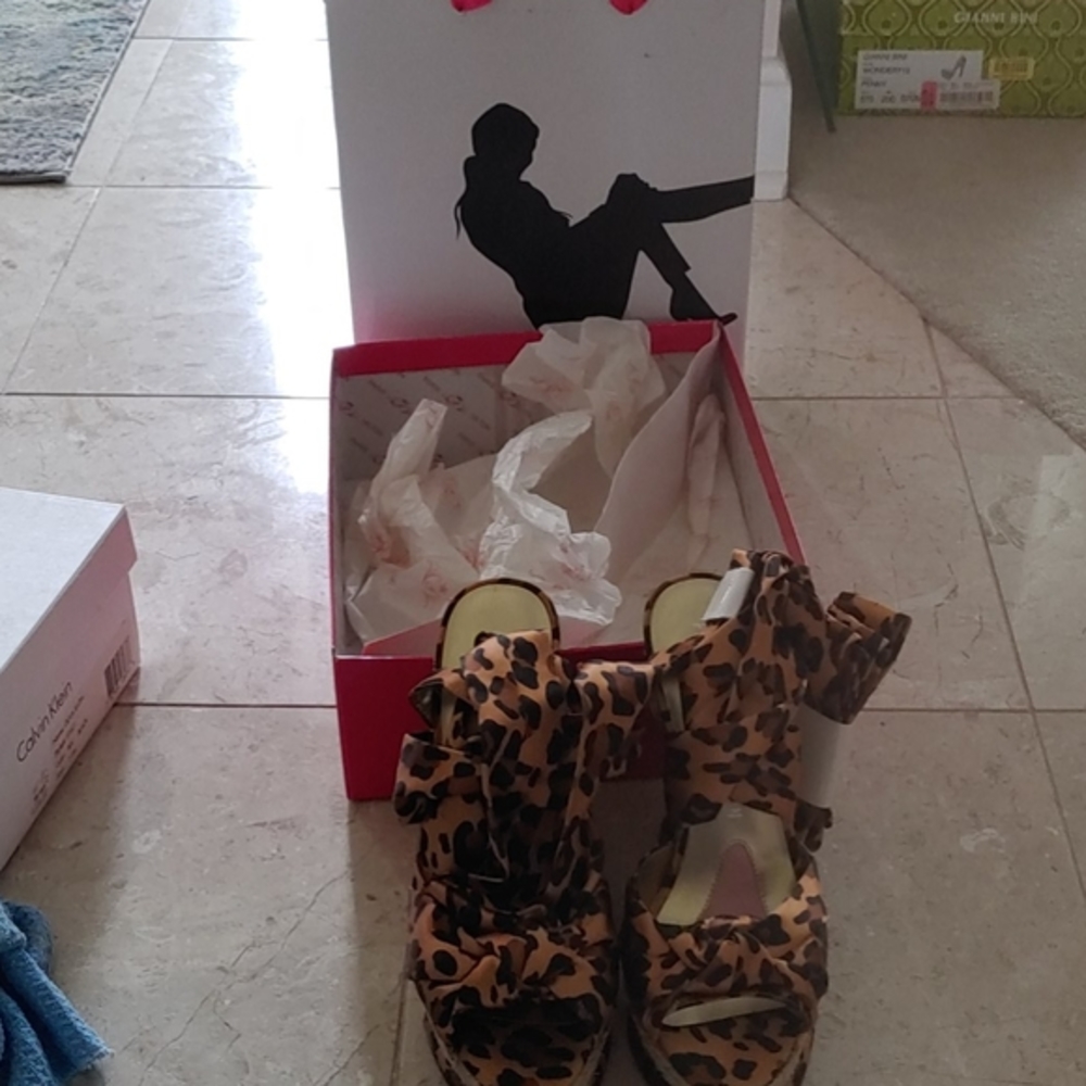 Shoes - Picture 3 of 4